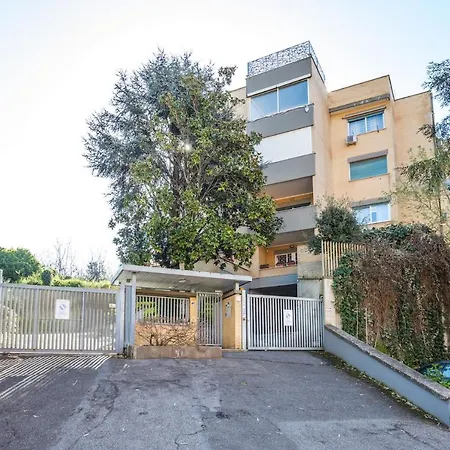 Colourful And Bright Flat Near Vatican *