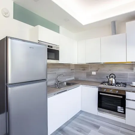 Colourful And Bright Flat Near Vatican דירה *